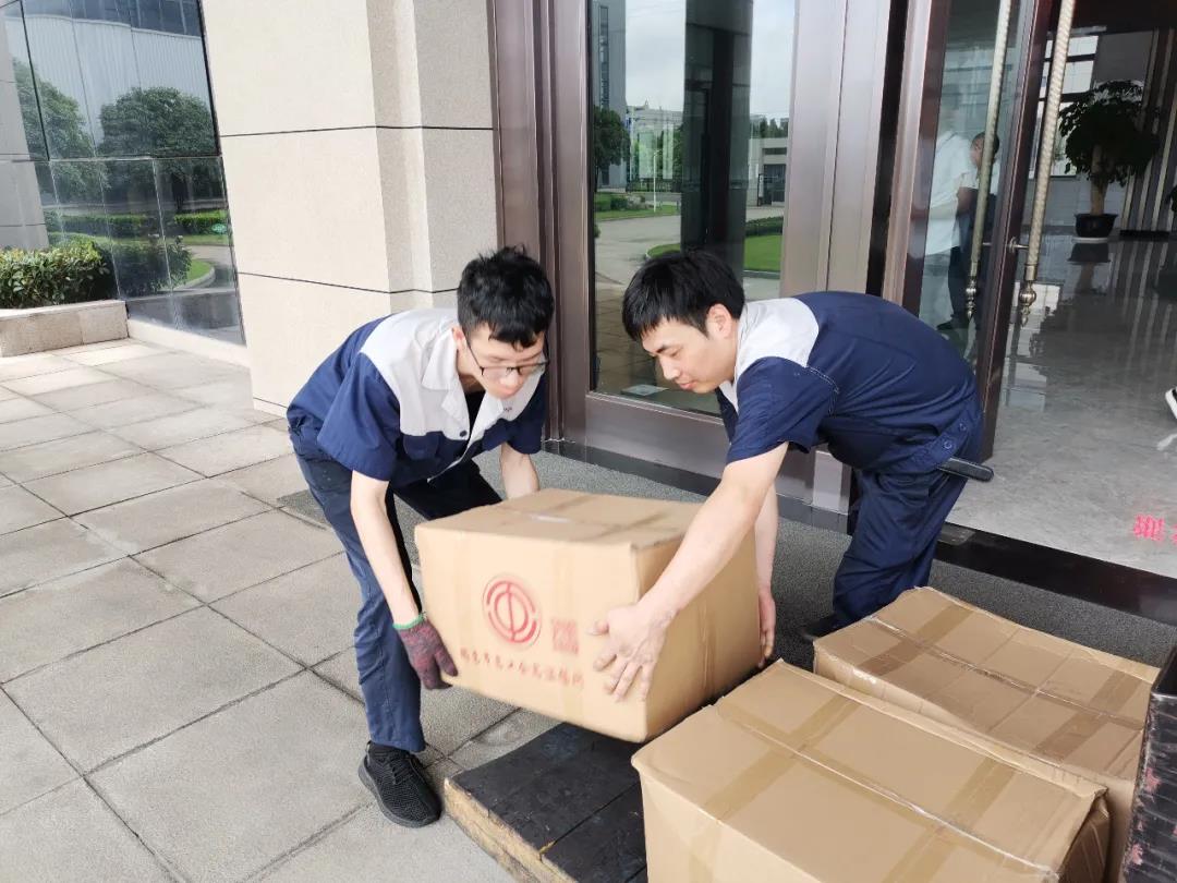“夏日送清涼”，通力向生產(chǎn)一線員工分發(fā)市總工會夏日慰問品